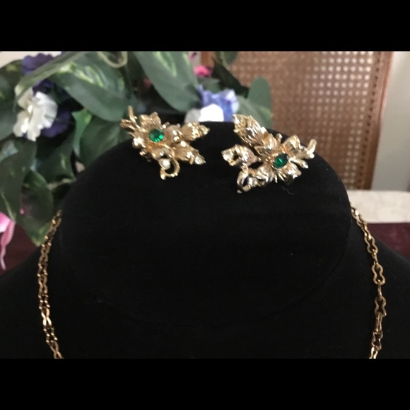 BEAUTIFUL VINTAGE GOLD EMERALD SET WITH CLIP EARRINGS - Picture 4 of 6
